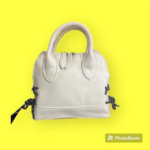 Hello Kitty Crossbody Bag - Picture 2 of 6